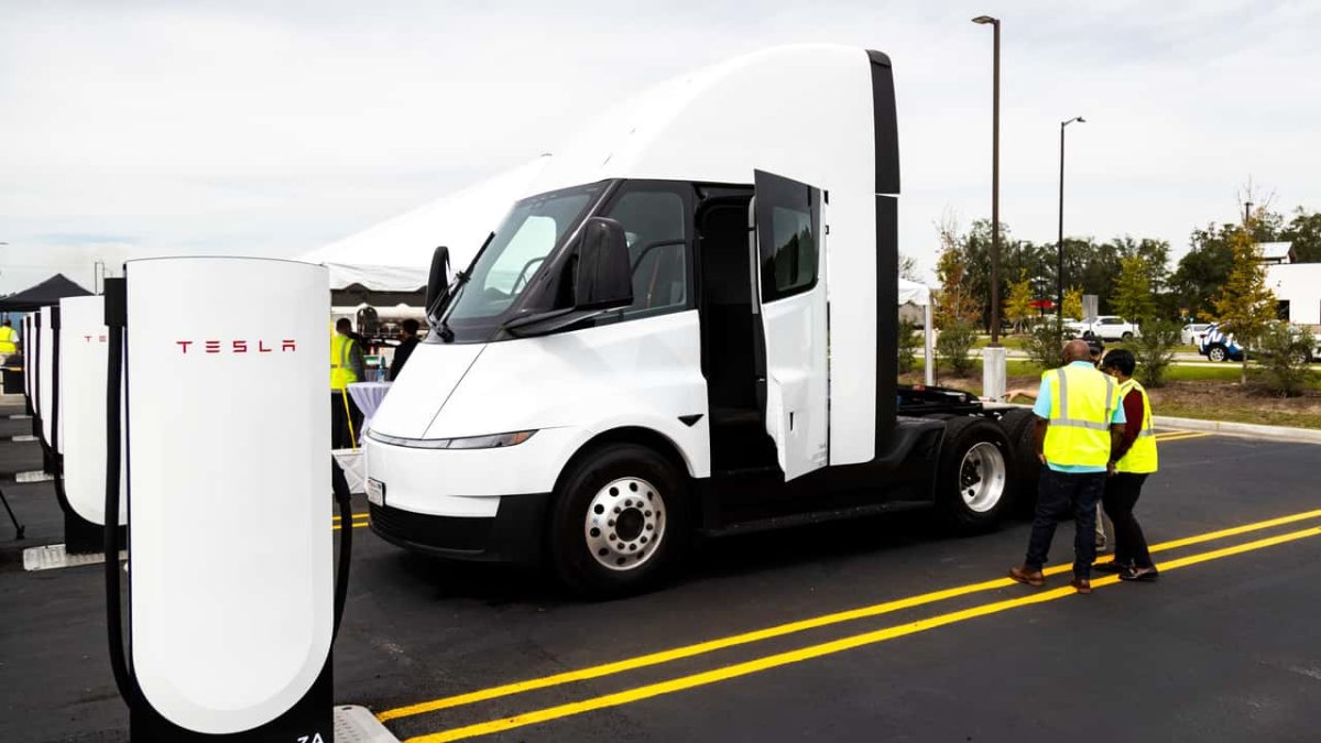 Tesla, yarı kamyonlar için kamyoncuların uğrak noktası Pilot istasyonlarına Megacharger kuruyor