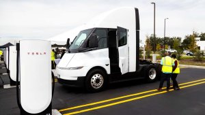 Tesla, yarı kamyonlar için kamyoncuların uğrak noktası Pilot istasyonlarına Megacharger kuruyor