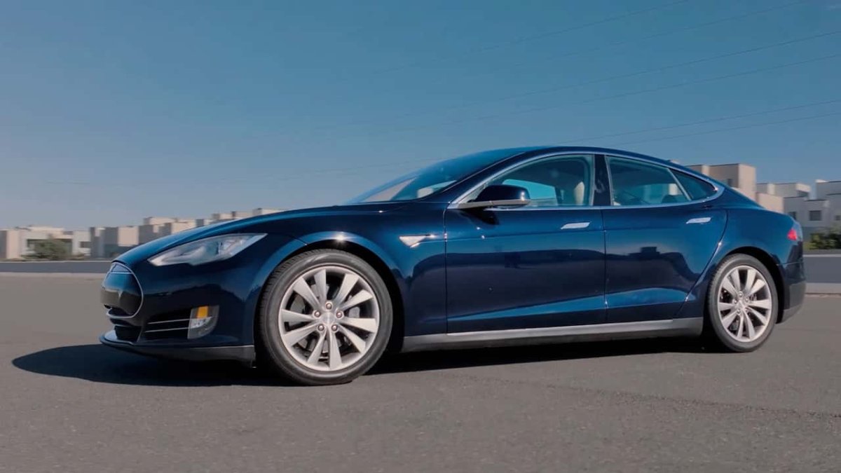 13 bin doların altında alınan eski Tesla Model S şarjla 221 mil menzil yaptı