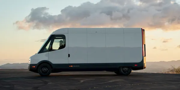 Rivian elektrikli vanına %30 daha fazla menzil ve dört tekerlekten çekiş geldi, teslimatlar başladı