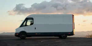 Rivian elektrikli vanına %30 daha fazla menzil ve dört tekerlekten çekiş geldi, teslimatlar başladı