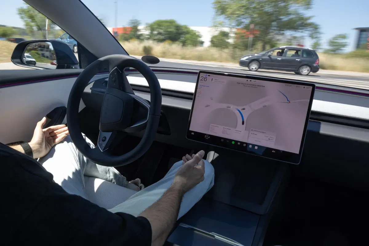 Tesla Avrupa'da gelişmiş sürüş yardım sisteminin adını Tesla Assisted Driving olarak değiştirdi