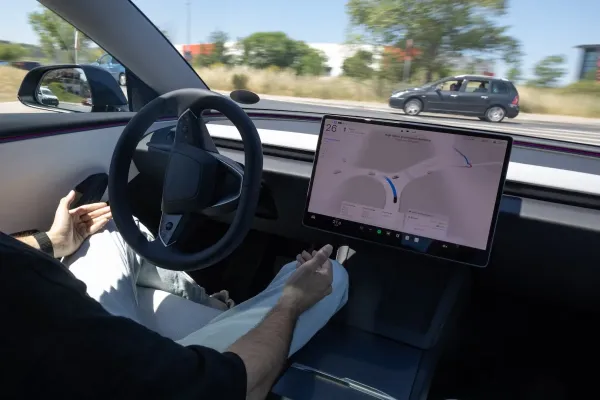 Tesla Avrupa'da gelişmiş sürüş yardım sisteminin adını Tesla Assisted Driving olarak değiştirdi