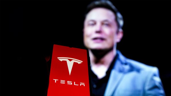 Tesla'nın kârı yüzde 43 geriledi, Musk robot üretimine başladı ve sürücüsüz taksi planı sürüyor