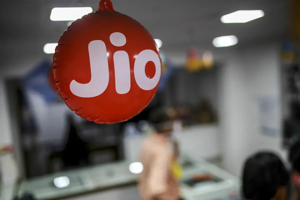 Mukesh Ambani'nin Jio'su 3,2 milyar dolar toplayarak Hindistan'ın en büyük halka arzına hazırlanıyor