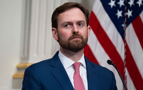 Trump yapay zekâ korkularını aldatmaca saydı, FTC Anthropic ve OpenAI'yi soruşturuyor