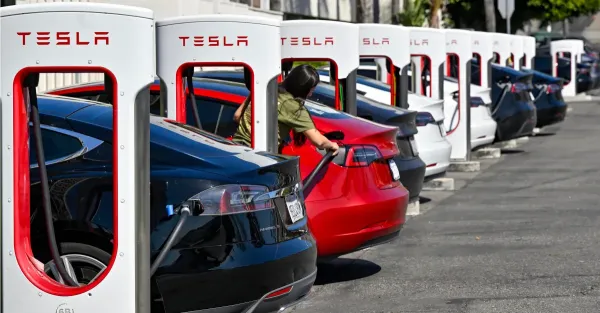Tesla acil durumda şarj kablosu takılıyken araçtan ayrılmaya izin verecek