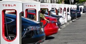 Tesla acil durumda şarj kablosu takılıyken araçtan ayrılmaya izin verecek
