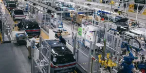 Rivian'ın robot girişimi Mind Robotics, eski Tesla ve Ford EV yöneticisi Doug Field'ı başkan olarak aldı