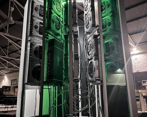 İspanya'daki bilgisayar müzesi 30 eski Mac Mini ile Cray-1 replikası yaptı