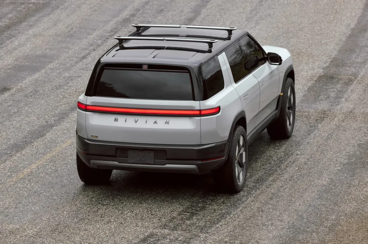 Rivian, gevşek sıkılan batarya paketleri nedeniyle R2'yi geri çağırdı