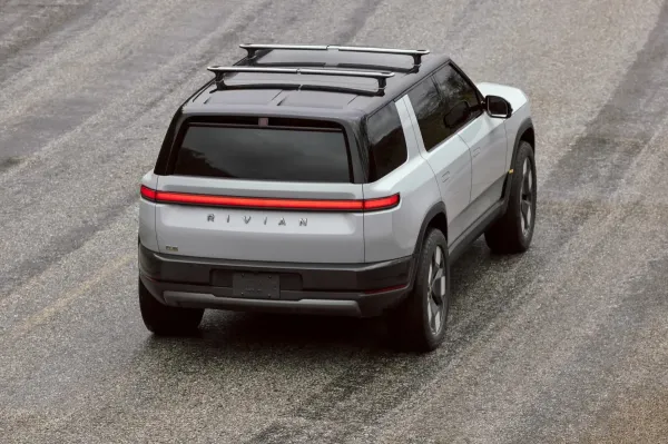Rivian, gevşek sıkılan batarya paketleri nedeniyle R2'yi geri çağırdı