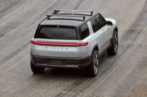Rivian, gevşek sıkılan batarya paketleri nedeniyle R2'yi geri çağırdı