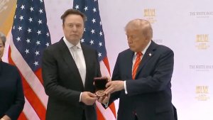 Trump, SpaceX'in kurucusu Elon Musk'a Ulusal Bilim Madalyası verdi
