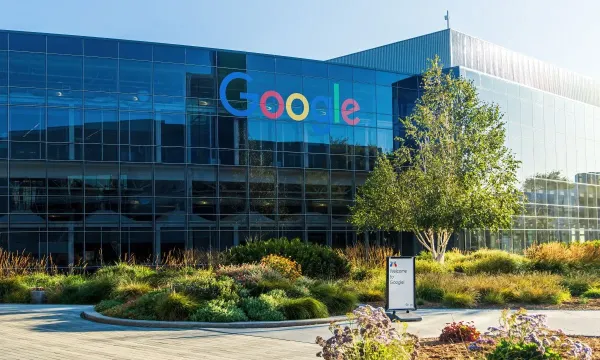 Google yapay zekâ ajanlarını ticarete taşıyor, yüksek harcama nakit akışını baskılıyor