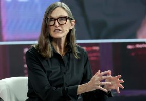 ARK Invest CEO'su Cathie Wood: Yatırımcılar yapay zekâ ajanlarının harcamalarını takip etmeli