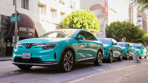 Yüzlerce VinFast elektrikli araç ABD sokaklarına yeni araç çağırma hizmeti için çıkıyor