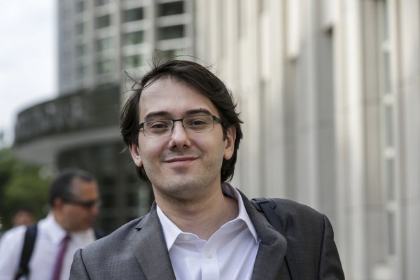 Eski ilaç yöneticisi Martin Shkreli, ömür boyu ilaç yasağını canlı yayında ihlal etti