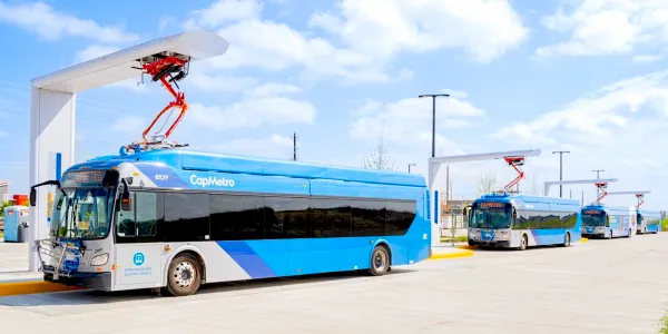 Austin elektrikli otobüs filosuna havai pantograf şarj istasyonları kuruldu