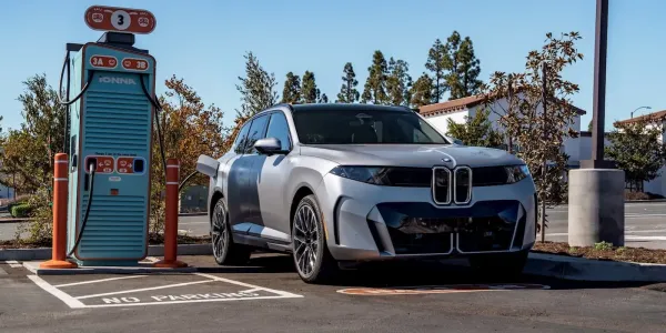BMW iX5 ilk kez halka açık hızlı şarj demosunda 460 kW'a ulaştı