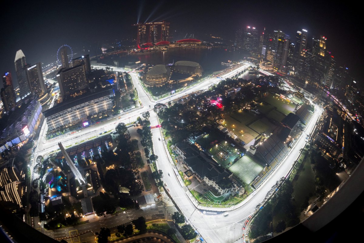 Singapur'da yeni en hızlı araç Verstappen